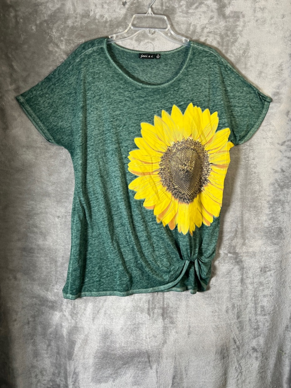 Jolie Femme Green Sunflower Short Sleeve Tee with Front Knot